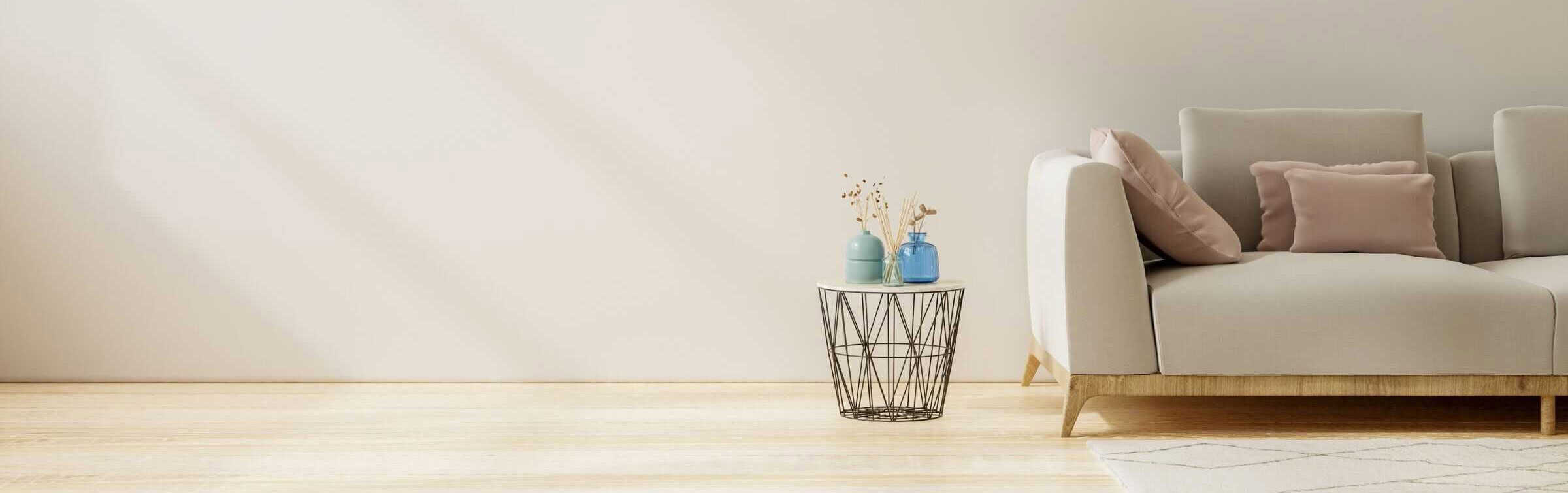 Beeld van een opgeruimde en gepoetste woonkamer.